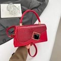 Sac à bandoulière rouge avec rabat texture crocodile et boucle géométrique dorée - Rouge