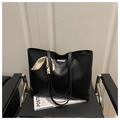 Detalle de bolso tote negro minimalista con elegante pañuelo de seda en el asa - Negro