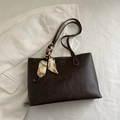 Sac cabas marron foncé en similicuir plissé avec foulard décoratif en soie à chaîne - Marron Foncé