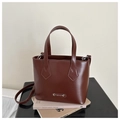 Detail der dunkelbraunen matten PU-Leder Beuteltasche mit FASHION-Metallplakette - Dunkelbraun