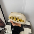 Borsa beige minimalista con decorazione metallica a onde dorate e chiusura a cerniera - Bianco Sporco
