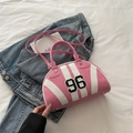 Borsa bowling sportiva rosa e bianca con ricamo 96 e dettagli di borchie a stella - Rosa