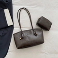 Grande borsa tote marrone scuro con pochette coordinata e nodo in metallo - Set da 2 pezzi (borsa principale + pochette) / Marrone