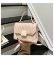 Detailansicht der cremefarbenen Handtasche mit Krokoprägung und großer quadratischer Schnalle - Weiß