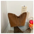 Detail der Leopardenmuster-Tasche mit goldener Kette und geflochtenem Schultergurt - Braun