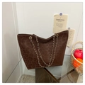 Detail von Leopardenmuster und goldener Kette am dunkelbraunen Shopper für Damen - Kaffeebraun