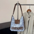 Schultertasche aus blauem Denim mit braunem Lederbesatz und Patchwork-Buchstaben - Denim-Blau