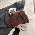 Borsa a nuvola leopardata marrone con texture arricciata e tracolla sottile - caffè