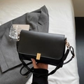 Borsa a mano retrò francese nera con tracolla intrecciata e fibbia dorata su un blazer - Nero