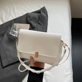 Elegante borsa a spalla bianca in ecopelle con fibbia dorata e doppia tracolla - Bianco Sporco
