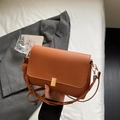 Borsa baguette minimalista marrone caramello con chiusura dorata e tracolla in pelle - Marrone