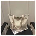 Primer plano detallado del bolso tote blanco crema brillante en revista con charol - Blanco
