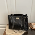 Zwarte gewatteerde shopper met gouden kettingriem en vintage metalen draaisluiting - Zwart