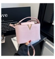 Détail du sac seau rose avec boucle en V dorée et finition en tissu texturé - Rose