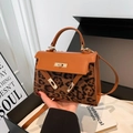 Borsa vintage a stampa leopardata con finiture in pelle marrone e chiusura dorata - Marrone