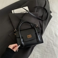 Borsa a tracolla quadrata in pelle nera lucida con manico e placca logo dorata - Nero