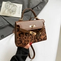 Handtasche mit braunem Leopardenmuster, Lederklappe und Metallverschluss in der Stadt - Braun