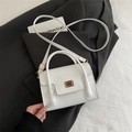 Borsa a tracolla bianca minimalista con targa in metallo dorato e manico - Bianco