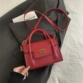 Mini borsa a tracolla rossa in pelle PU con manico e fibbia in metallo dorato - Rosso