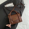 Borsa a tracolla in pelle marrone scuro con manici e un raffinato design quadrato - Marrone