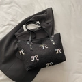 Sac fourre-tout noir en nylon avec nœuds brodés colorés et tissu matelassé - Noir