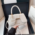 Sac à main selle en cuir blanc élégant avec boucle dorée et poignée dans un coffret cadeau - Blanc