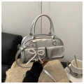 Detailansicht der silbernen Metallic Boston Bag mit Perlen-Schleife und Vordertaschen - Silber