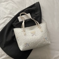 Sac fourre-tout matelassé blanc orné de nœuds pastel et d'une bandoulière élégante - Blanc