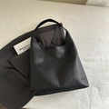 Große schwarze Hobo-Tasche für Damen mit gewebter Struktur und modernem breitem Schultergurt - Schwarz