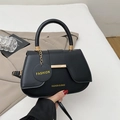 Sac selle noir chic avec garniture dorée et pendentif mode, vue à la main - Noir