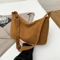 Braune Tragetasche aus Wildlederimitat mit verstellbarem Riemen und matter Textur - Braun