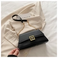 Elegante borsa a cuscino in pelle nera con chiusura logo M dorata e tracolla a catena - Nero