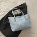 Sac cabas matelassé bleu clair avec nœuds brodés colorés et logo métallique - Bleu