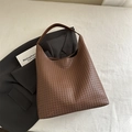 Schicke braune gewebte Schultertasche mit geräumigem Design für minimalistischen Alltag - Dunkelbraun
