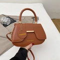 Sacoche marron caramel en cuir lisse avec détails dorés et bandoulière chic - Marron