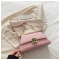 Borsa a tracolla in pelle PU rosa con fibbia in metallo M dorata e tracolla a catena - Rosa