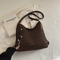 Borsa tote opaca marrone scuro con cerniera a frange e scritta logo dorata - Marrone