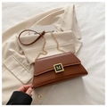 Elegante borsa a cuscino marrone con fibbia logo M dorata e tracolla a catena su blazer - Marrone