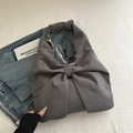 Bolso tote de pana gris con diseño de lazo grande sobre fondo con textura - Gris Sin Colgante