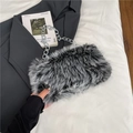 Sac bandoulière en fausse fourrure tricolore noir gris blanc avec chaîne argentée - Noir