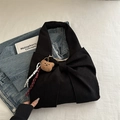Bolso de pana negro con lazo grande y colgante de osito de peluche - Negro Con Colgante