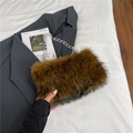 Sac à épaule en fausse fourrure marron avec chaîne argentée pour un look d'hiver chic - Marron