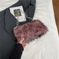 Sac bandoulière en fausse fourrure vieux rose avec grosse chaîne argentée tendance - Rose
