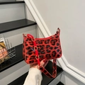 Leopard-Unterarmtasche mit roter Harzkette und glänzender Oberfläche Schultergurt - Leopardenmuster Rot