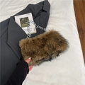 Sac à épaule en fausse fourrure marron avec grosse chaîne en métal argenté pour l'hiver - Khaki