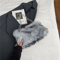 Sac à épaule en fausse fourrure grise et noire avec une chaîne argentée élégante - Blanc