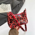 Sac à main tendance imprimé léopard rouge et noir avec chaîne acrylique et cuir verni brillant - Léopard Rouge
