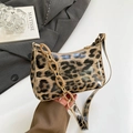 Sac sous le bras tendance à motif léopard avec finition brillante et chaîne en résine - Léopard Kaki