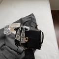 Sac bandoulière noir chic avec fermoir doré à double anneau et élégant foulard en soie décoratif - Noir