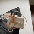 Sac bandoulière beige avec fermoir doré et foulard en soie sur la poignée - Blanc